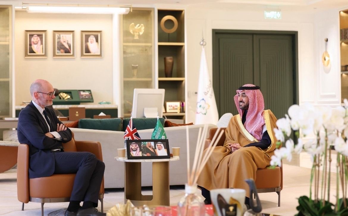 SCHitchenFCDO's tweet photo. سعدت بلقاء صاحبي السمو الملكي الأمير عبدالعزيز والأمير سعود بن مشعل، ومناقشة طموحات الرياضة السعودية ضمن رؤية 2030، حيث لمست شغفًا وزخمًا حقيقيين. وبالنسبة لعشّاق الكريكيت مثلي، من الرائع رؤية هذه اللعبة وهي تشهد تطورًا متسارعًا في مختلف أنحاء المملكة. 
@mosgovsa_en @cricketsaudi https://t.co/dSpEJw2Hsb