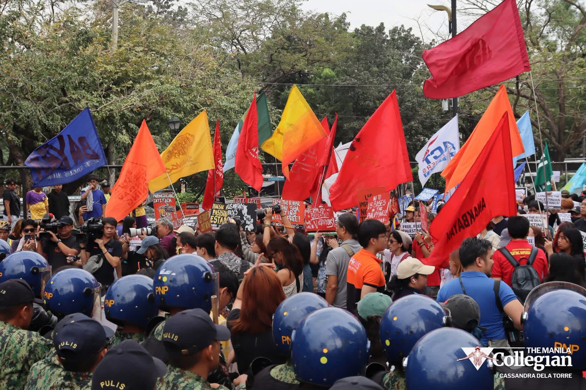 mkule's tweet image. On the Global Day of Action for Palestine and Venezuela, the #GASC60 delegation joined anti-imperialist groups in a troop to the U.S. Embassy, denouncing the persisting presence and aggression of US military across the globe.

 #FreePalestine
#HandsOffVenezuela