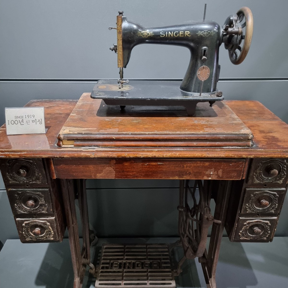 20년된 싱거퀀텀3860 수리를 받으러 싱거본사에 갔다가 내적비명지름. 전시된 싱거유물들에 감동. 외할머니께서 물려주신 1922년 생산모델(사진과 같은기종)수리도 되나 여쭤봤더니 열어 봐야지 알수있다고..수리해서 써보고프다..완전 유니크한데(3860은 새것처럼 수리됨👍)