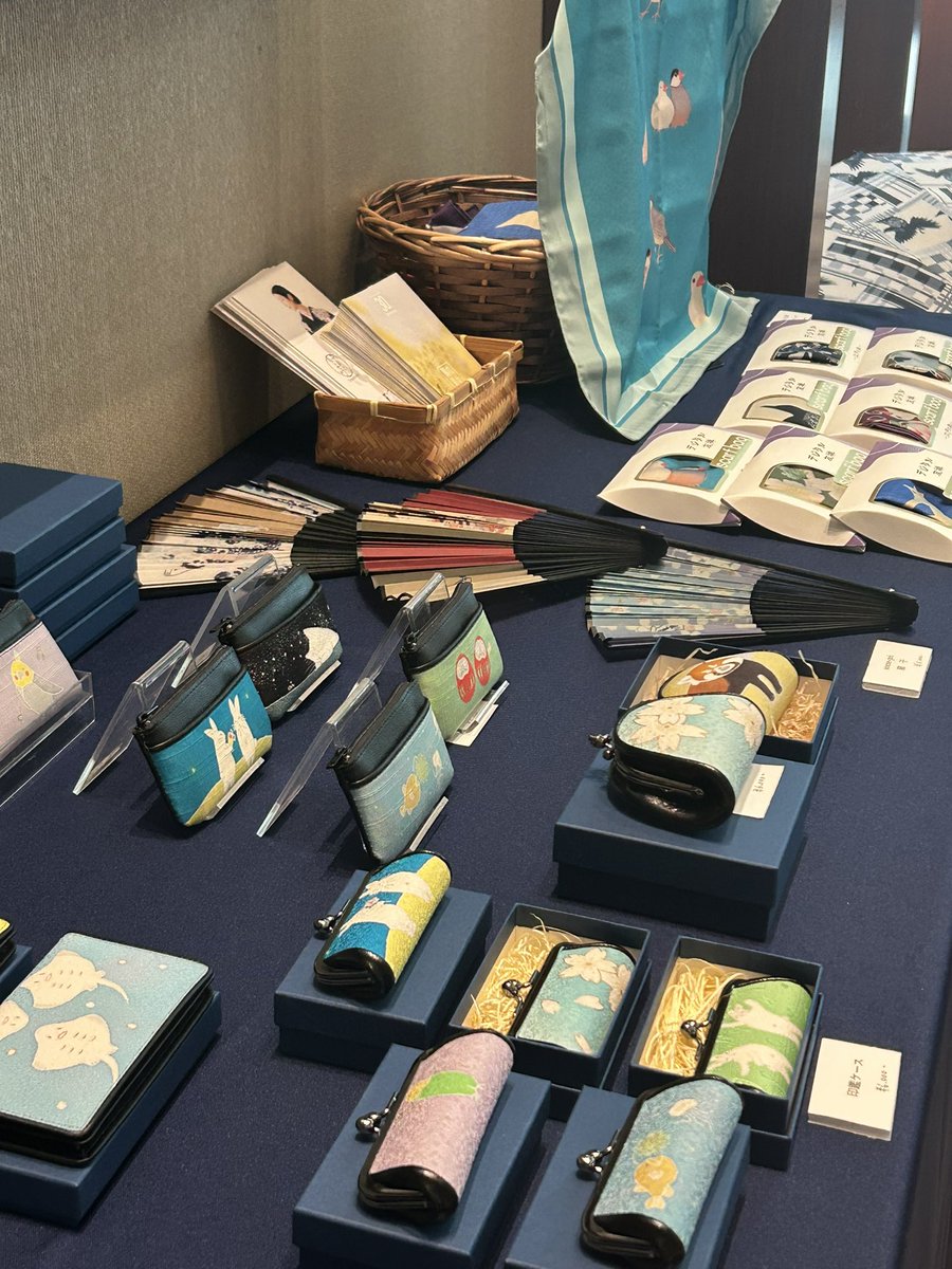 アスコット丸の内東京にて展示中。
手描き友禅の着物、帯、小物。
丸の内にいらした際は、ぜひお立ち寄りください。
在廊2/4.6.9.10

📍アスコット丸の内東京
2/4（水）– 2/10（火）
11:00–18:00（最終日17:00まで）

#着物
#アスコット丸の内
#丸の内散歩
#手描き友禅
#友禅染
#着物展示
#日本の美