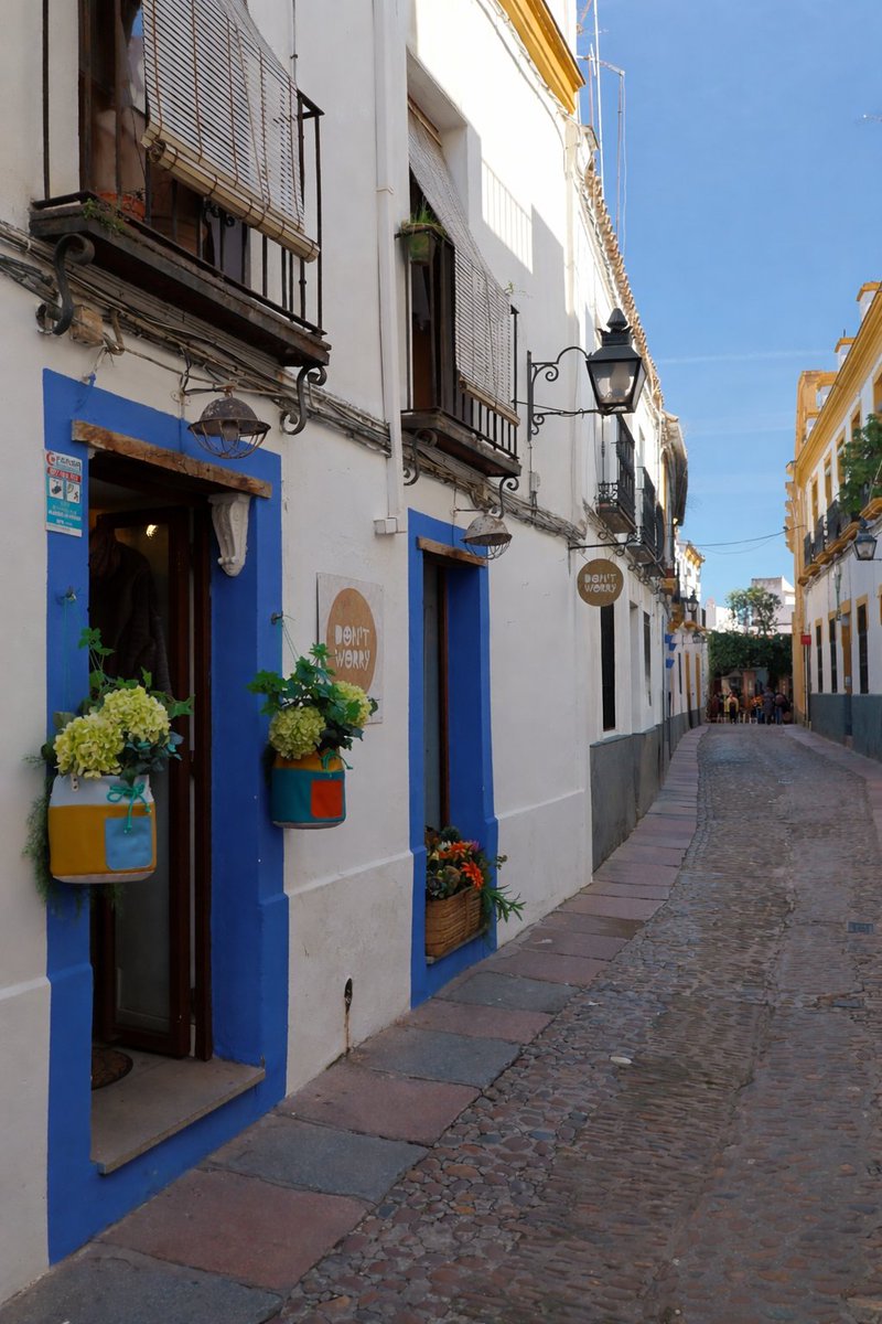 챗지피티에서 사진 속 사람을 지워달랬더니 아주 잘 해온다.