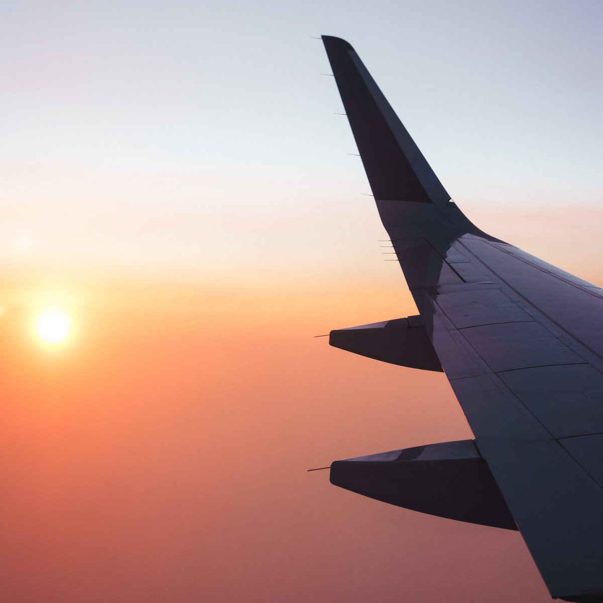 RegionNormandie's tweet image. Et si vos prochaines #vacances commençaient en #Normandie ? ✈️ 

Bonne nouvelle : Aéroports de Normandie lance son nouveau site ! 🖥️ Découvrez les destinations au départ des #aéroports normands et réserver directement en ligne. ➡️ aeroports-normandie.fr