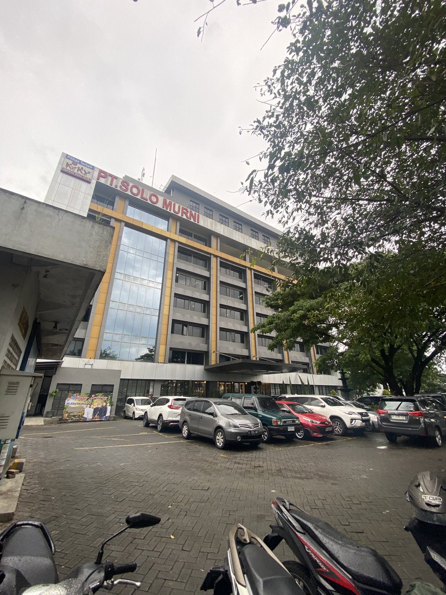 hasyimmah's tweet image. Namanya RIO HARYANTO, pembalap F1 pertama dari Indonesia. Sekarang, dia jadi pengusaha percetakan. Seperti saya 😀.

Meski begitu, percetakannya dan percetakan saya seperti langit dan bumi. Jauh sekali. Di kantornya saja, ada lift sampai lantai 7. Hehe...

Percetakannya bernama…