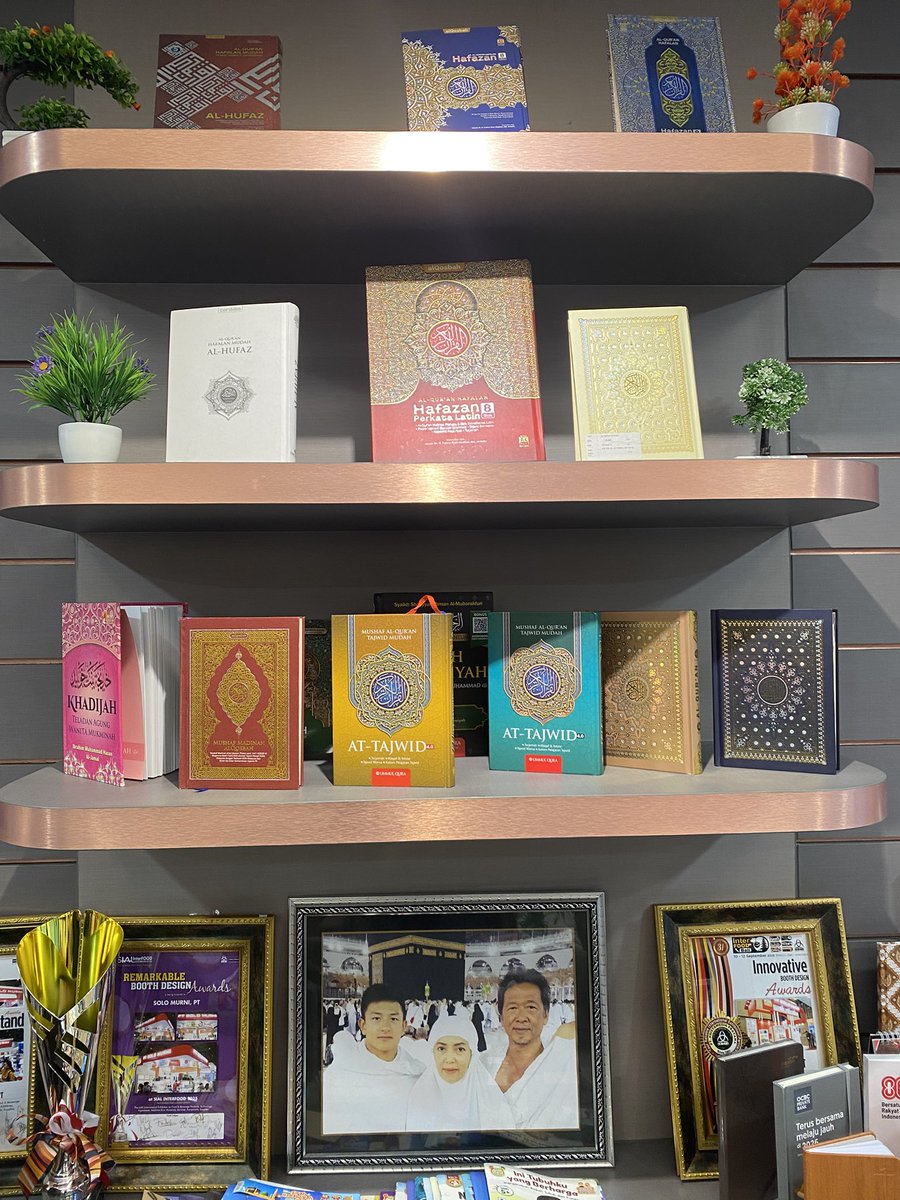 hasyimmah's tweet image. Namanya RIO HARYANTO, pembalap F1 pertama dari Indonesia. Sekarang, dia jadi pengusaha percetakan. Seperti saya 😀.

Meski begitu, percetakannya dan percetakan saya seperti langit dan bumi. Jauh sekali. Di kantornya saja, ada lift sampai lantai 7. Hehe...

Percetakannya bernama…