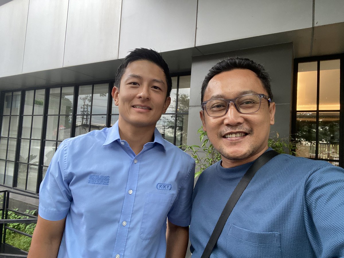hasyimmah's tweet image. Namanya RIO HARYANTO, pembalap F1 pertama dari Indonesia. Sekarang, dia jadi pengusaha percetakan. Seperti saya 😀.

Meski begitu, percetakannya dan percetakan saya seperti langit dan bumi. Jauh sekali. Di kantornya saja, ada lift sampai lantai 7. Hehe...

Percetakannya bernama…