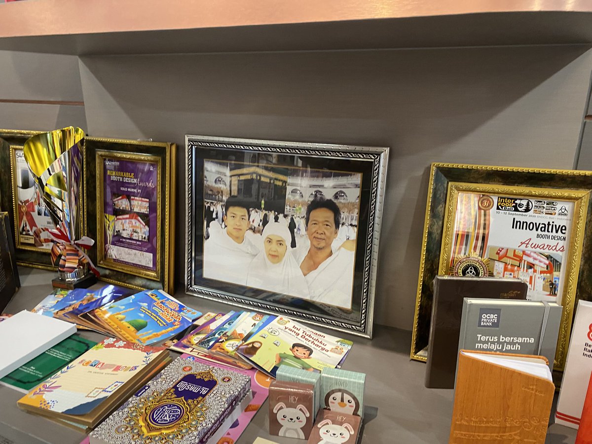 hasyimmah's tweet image. Namanya RIO HARYANTO, pembalap F1 pertama dari Indonesia. Sekarang, dia jadi pengusaha percetakan. Seperti saya 😀.

Meski begitu, percetakannya dan percetakan saya seperti langit dan bumi. Jauh sekali. Di kantornya saja, ada lift sampai lantai 7. Hehe...

Percetakannya bernama…