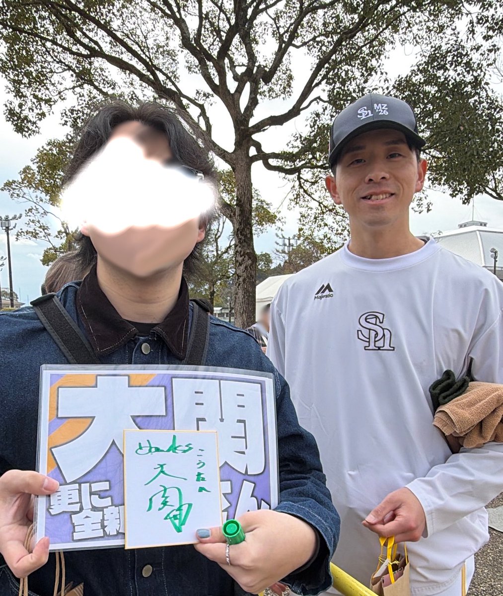 sbhawks47's tweet photo. 涙涙涙涙

大関さんに直接『人生の目標にさせていただいております！』と伝えることが出来ました！！

大関さん自身は『とんでもないです』と仰っていましたが、やっぱり大関さんは優しくて最強の人生の目標です。

今年ももっともっともっと全力で応援します！
大関さんのような人に、僕もなりたい。 https://t.co/6j8iEwrk5Y