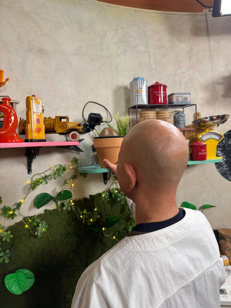 【特別企画】
#香取慎吾 さんが収録中に自由に”１枚だけ”撮影をする
“ #しんごの目 ” 👀
今回の１枚はこちら📷
前回の放送でも話題になった小峠さんとタネ😲

番組の最新話と未公開トークはTVerで配信中です🌱
お気に入り登録もお願いします！
tver.jp/series/srnvkog…