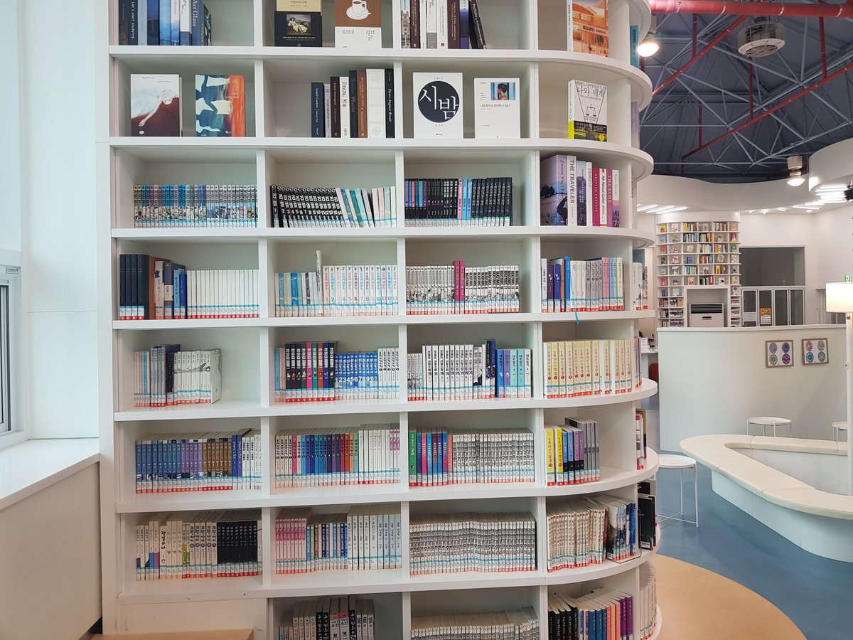 안녕하세요.
홍대 쪽에 위치한 서울시교육청 마포평생학습관 5층 마포리움이 만화&amp;미술도서관으로 운영하고 있는데 좋았어요~(평일 9~6, 주말 9~5)

한국 웹툰과 출판만화 위주로 다양하게 비치했고요
아래층에는 미술 전문 서적도 있어 공부하기도 좋았습니다.
naver.me/Fkd398J0