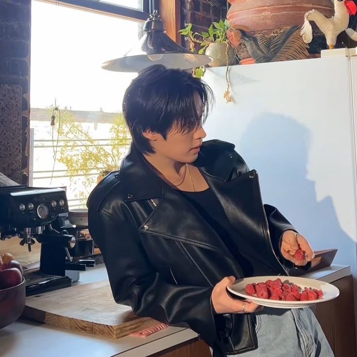 CARDELK98's tweet photo. ⠀⠀⠀⠀⠀⠀⠀⠀

  ——— Modeling before making a pastry again. 

⠀⠀⠀⠀⠀⠀⠀⠀ https://t.co/M7n0KZO7Gl