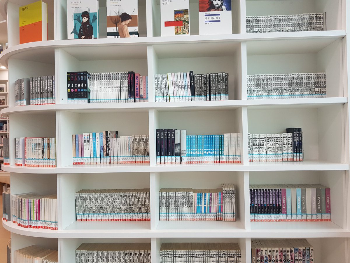 5_25's tweet image. 안녕하세요.
홍대 쪽에 위치한 서울시교육청 마포평생학습관 5층 마포리움이 만화&amp;amp;미술도서관으로 운영하고 있는데 좋았어요~(평일 9~6, 주말 9~5)

한국 웹툰과 출판만화 위주로 다양하게 비치했고요
아래층에는 미술 전문 서적도 있어 공부하기도 좋았습니다.
naver.me/Fkd398J0