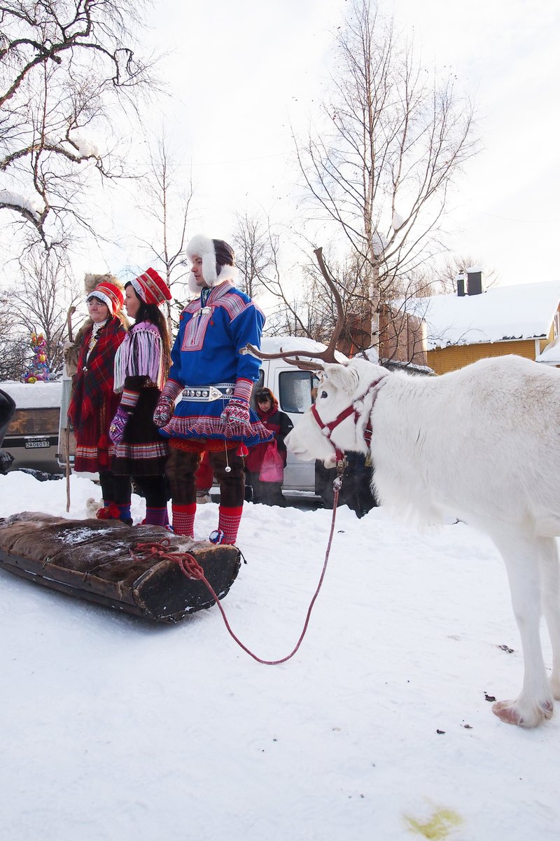 今日はサーミの日。
サーミ人は、フィンランド・ノルウェー・スウェーデン北部、
そしてロシア北東部に暮らしています。
この時期になると思い出す北極圏の歴史ある青空市場「🇸🇪ヨックモックのウィンターマーケット」。当時北極圏が未知すぎて、大変な不安と感動✨️の連続だった。
#スウェーデン