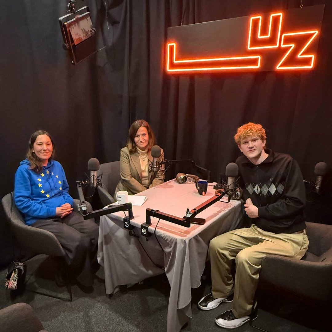 EUinWroclaw's tweet photo. Jak rozpocząć karierę w instytucjach unijnych? O tym opowiadały w #RadioLUZ: @lindbergeu, dyrektorka
@EUinWroclaw, oraz @MagdaVerdugoZ, nasza była stażystka #BlueBook. Audycję odsłuchacie na stronie radia: https://t.co/aAKG18SGcI https://t.co/HuVzEhY6t1