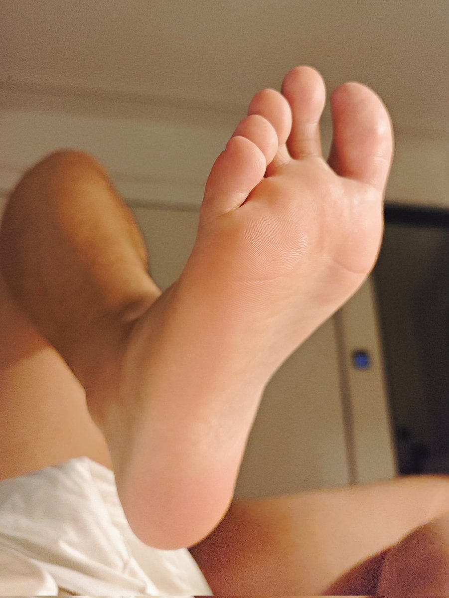 GuYu_GuYu_'s tweet photo. Been swamped lately... no time to draw, so here's a foot pic instead https://t.co/w34Ty8VxpU