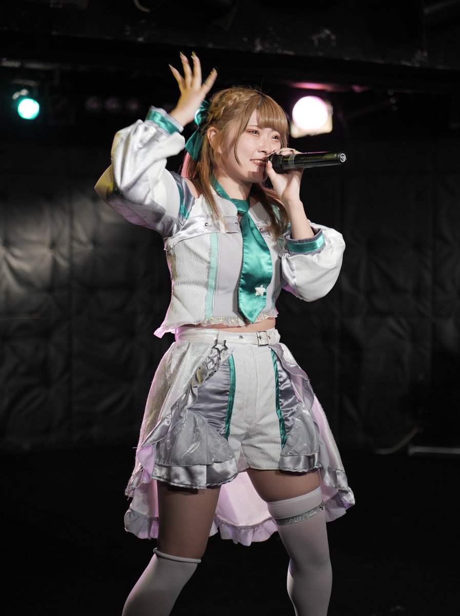scarletwing495's tweet photo. COMe SUMMIT vol.2・一部(2025.11.30.日午後)にて、BrainBeat シャイニングリーン・ひなさん①。

#COMeSUMMIT2
#BrainBeat
#ぶれび
#MaUX_inc 
#ひな🪼🌟(@hina_BB_)
#ひなちゃんこちら
#東京アイドル 
#ライブ 
#GOLDEN_PIGS