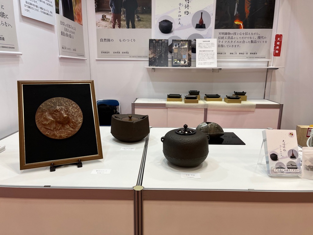 2月4日から6日までの3日間、東京ビッグサイトにて開催の「feel Nippon2026春」佐野商工会議所ブースに天明鋳物を出展し、国内外のバイヤーや工芸品を取り扱う流通関係者に、数々の地域産品とともに天明鋳物をご紹介いたしました。