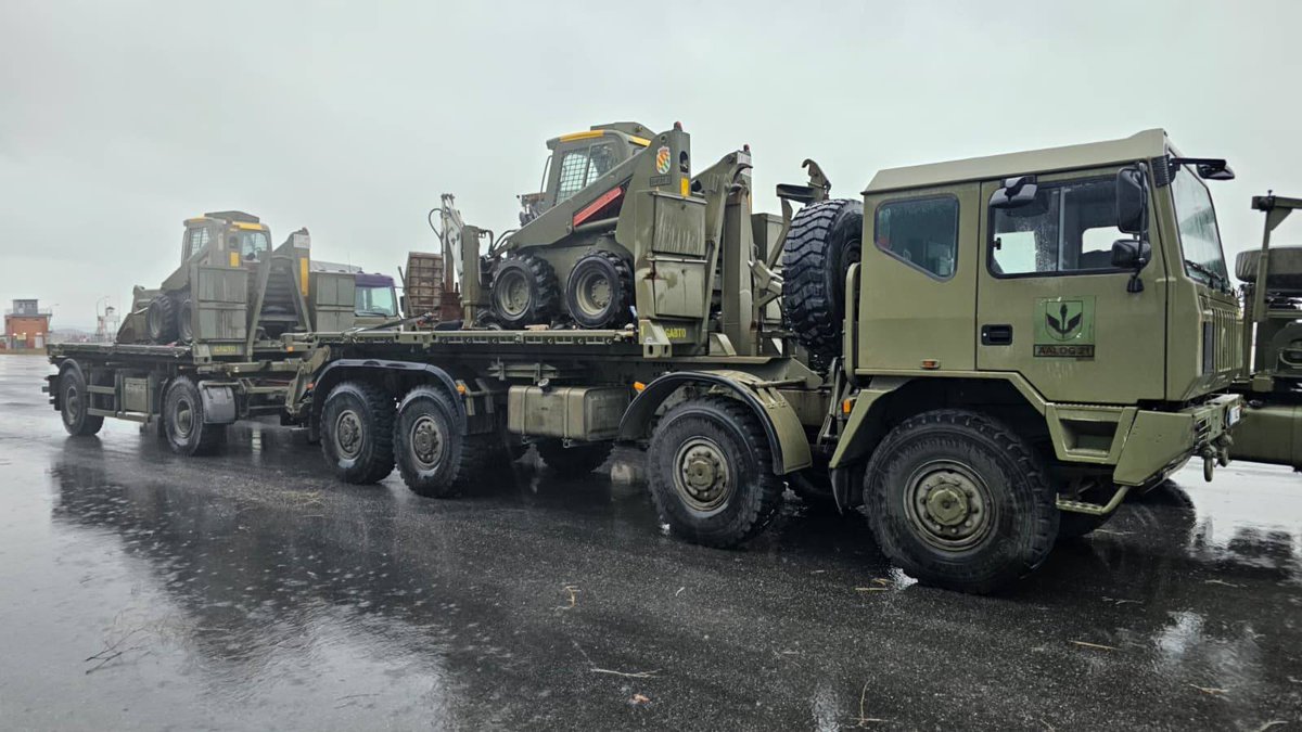 EjercitoTierra's tweet photo. ☀️#Buenosdías. La Agrupación de Apoyo Logístico nº 21 #AALOG21 #BRILOG con base en Sevilla está apoyando al II Batallón de la @UMEgob con el transporte de material de ingenieros a las localidades de Granada y Ronda (Málaga).
👉 De esta manera se está contribuyendo a paliar los efectos de la borrasca #Leonardo.
#SomostuEjército 🇪🇸