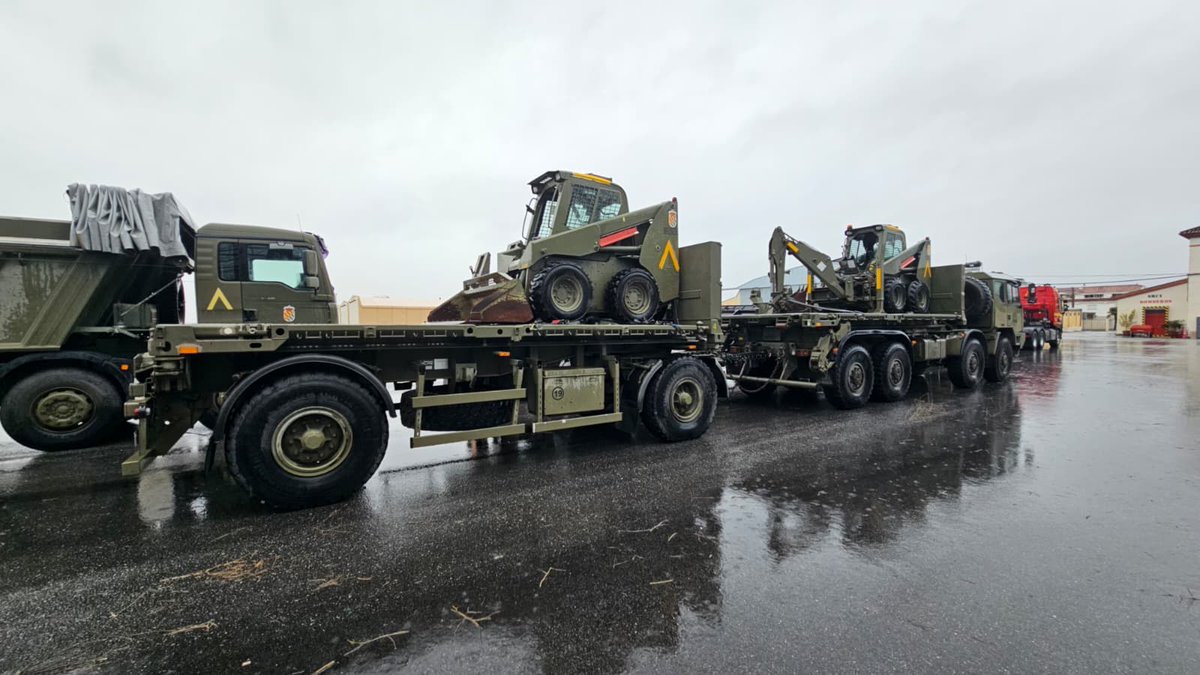 EjercitoTierra's tweet photo. ☀️#Buenosdías. La Agrupación de Apoyo Logístico nº 21 #AALOG21 #BRILOG con base en Sevilla está apoyando al II Batallón de la @UMEgob con el transporte de material de ingenieros a las localidades de Granada y Ronda (Málaga).
👉 De esta manera se está contribuyendo a paliar los efectos de la borrasca #Leonardo.
#SomostuEjército 🇪🇸