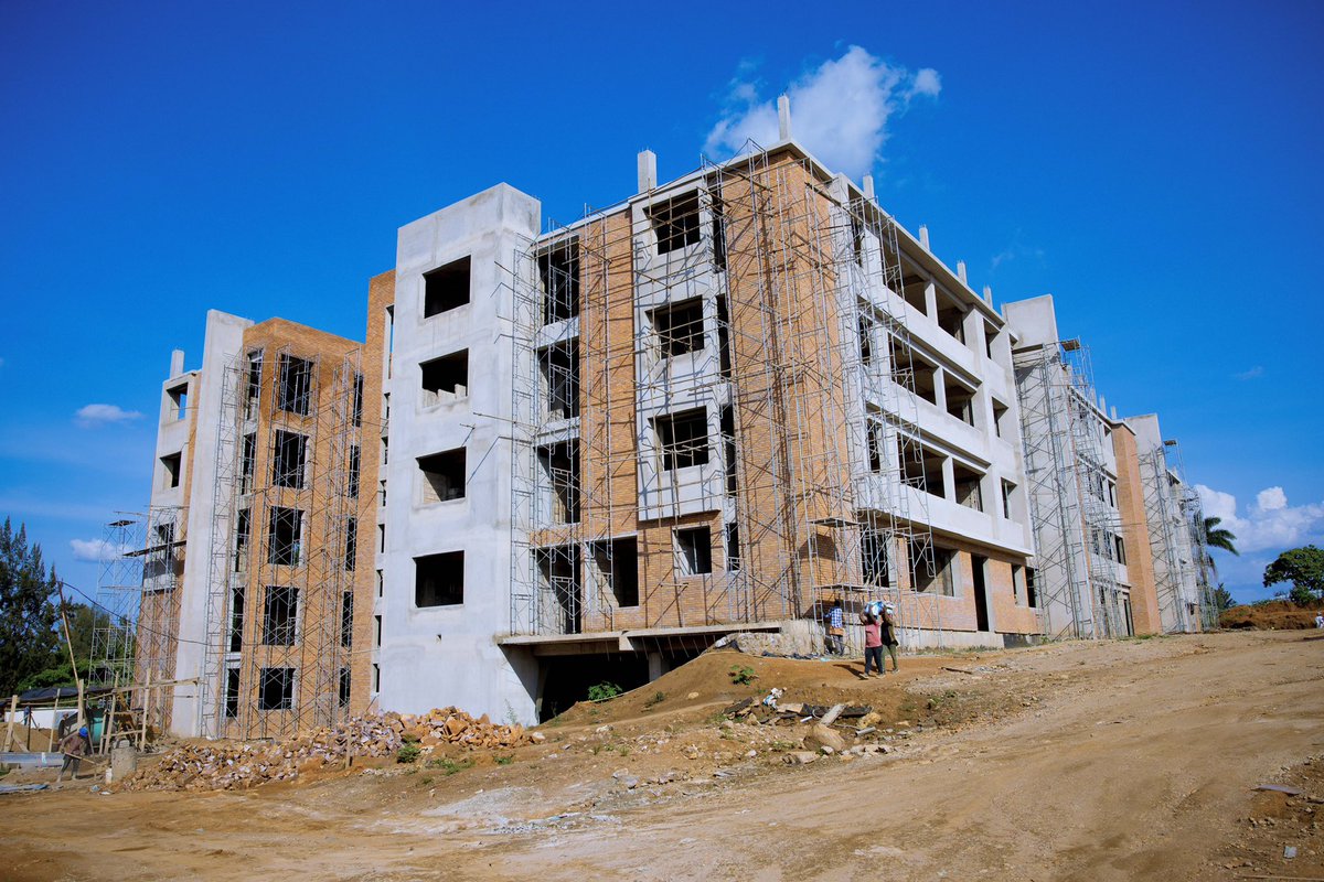 Rwanda_Housing's tweet photo. Ikigo cy’Igihugu gishinzwe ibarurishamibare mu Rwanda, NISR, cyatangaje ko imibare y’ababyeyi babyarira kwa muganga imaze kugera kuri 98%.

Kugira ngo ibyo bigerweho, mu bihe bitandukanye Leta y’u Rwanda yubatse ibitaro bitandukanye ndetse n’inzu z’ababyeyi(Maternity Wards) mu rwego rwo gucyemura ikibazo cy’ingendo ndende ababyeyi bakoraga bajya kubyara. 

Ingero za bimwe mu bitaro n’inzu z’ababyeyi byubatswe ndetse n’ibiri kubakwa mu rwego rwo korohereza Abaturarwanda: 

Ruhango Provincial Hospital  muri Ruhango, Munini District Hospital muri Nyaruguru, Nyabikenke District Hospital muri Muhanga, Ibitaro by’abana n’ababyeyi bya Kabgayi muri Muhanga, Nyamata Maternity Ward muri Bugesera, Kibagabaga Maternity Ward muri Gasabo, Masaka Rwanda Hospital muri Kicukiro ndetse n’ibindi birimo ibyubatswe mu turere twa Nyagatare, Gakenke, Rulindo, Ngoma ndetse n’ahandi.