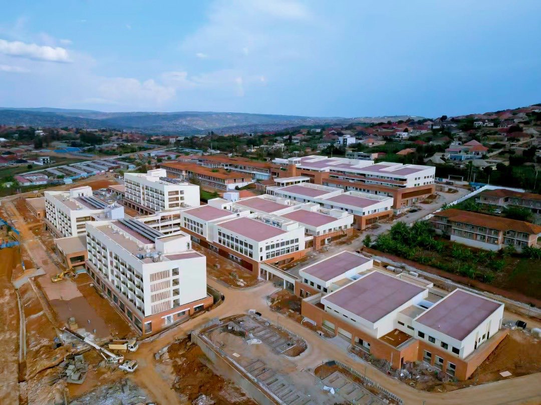 Rwanda_Housing's tweet photo. Ikigo cy’Igihugu gishinzwe ibarurishamibare mu Rwanda, NISR, cyatangaje ko imibare y’ababyeyi babyarira kwa muganga imaze kugera kuri 98%.

Kugira ngo ibyo bigerweho, mu bihe bitandukanye Leta y’u Rwanda yubatse ibitaro bitandukanye ndetse n’inzu z’ababyeyi(Maternity Wards) mu rwego rwo gucyemura ikibazo cy’ingendo ndende ababyeyi bakoraga bajya kubyara. 

Ingero za bimwe mu bitaro n’inzu z’ababyeyi byubatswe ndetse n’ibiri kubakwa mu rwego rwo korohereza Abaturarwanda: 

Ruhango Provincial Hospital  muri Ruhango, Munini District Hospital muri Nyaruguru, Nyabikenke District Hospital muri Muhanga, Ibitaro by’abana n’ababyeyi bya Kabgayi muri Muhanga, Nyamata Maternity Ward muri Bugesera, Kibagabaga Maternity Ward muri Gasabo, Masaka Rwanda Hospital muri Kicukiro ndetse n’ibindi birimo ibyubatswe mu turere twa Nyagatare, Gakenke, Rulindo, Ngoma ndetse n’ahandi.