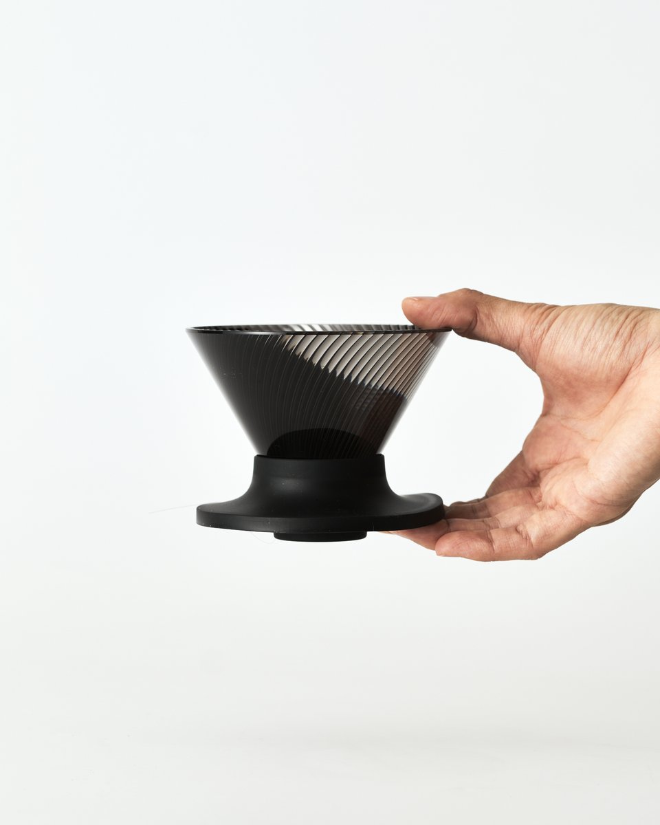 KurasuStore's tweet photo. HARIO V60 ドリッパー NEOの内側には、72本の細かなリブ。

ペーパーとの間に適度な空間をつくり、
お湯の流れを均一に保つ設計。
注湯のブレによるムラが出にくく、
いつものレシピを再現しやすくなっています。

https://t.co/83k0dczvUi https://t.co/d9ANEHeU4C