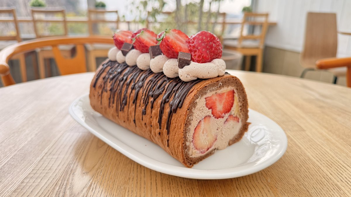 CCNC12's tweet photo. ／
もうすぐバレンタイン💌💕
＼

バレンタインに向けて、いちごの丘の「苺のチョコロールケーキ」を取材しました💕

初回放送は2月11日(水)18:30〜ニュースCCNCにて…！

ぜひご覧ください🍓

📍いちごの丘(美浜町豊丘)
カフェ営業時間:11:00〜16:00(L.O.15:30)
定休日:火曜日 https://t.co/Ahv3GWKnnX