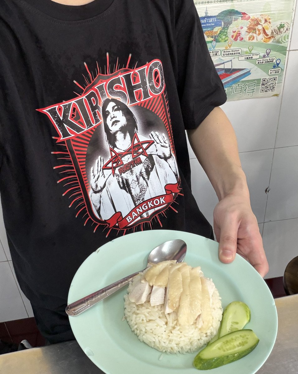 カオマンガイ食べました🍴 めちゃくちゃ暑くて汗が止まらずグッズT