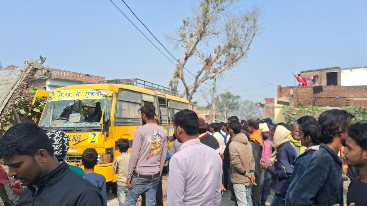 prabhatkhabar's tweet image. गोपालपुर: स्कूल बस अनियंत्रित होकर एक घर में घुस गई. हादसे में दो मासूम बच्चों की मौत हो गई और एक गर्भवती महिला गंभीर रूप से घायल. बस को पुलिस ने जब्त कर जांच शुरू कर दी है.

#Gopalpur #Gopalganj #RoadAccident #SchoolBus #BiharNews #prabhatkhabar