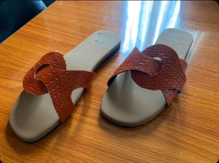 major__abit's tweet photo. Brown textured leather slippers with a crossover design that looks clean and feels comfortable.

Custom-made. 

₦20,000

DM to order.

#LeatherSlippers #HandmadeSlippers #MadeInNigeria https://t.co/0qdb1yHa1t