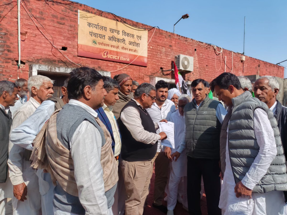 OSamunder's tweet photo. नाजायज रूप से काटी गई बुढ़ापा पेंशन बीडीपीओ अग्रोहा को ज्ञापन सौंपते पगड़ी संभाल जट्टा किसान संघर्ष समिति के साथी @cmohry @bjp_haryana https://t.co/a9kN5QLWKD