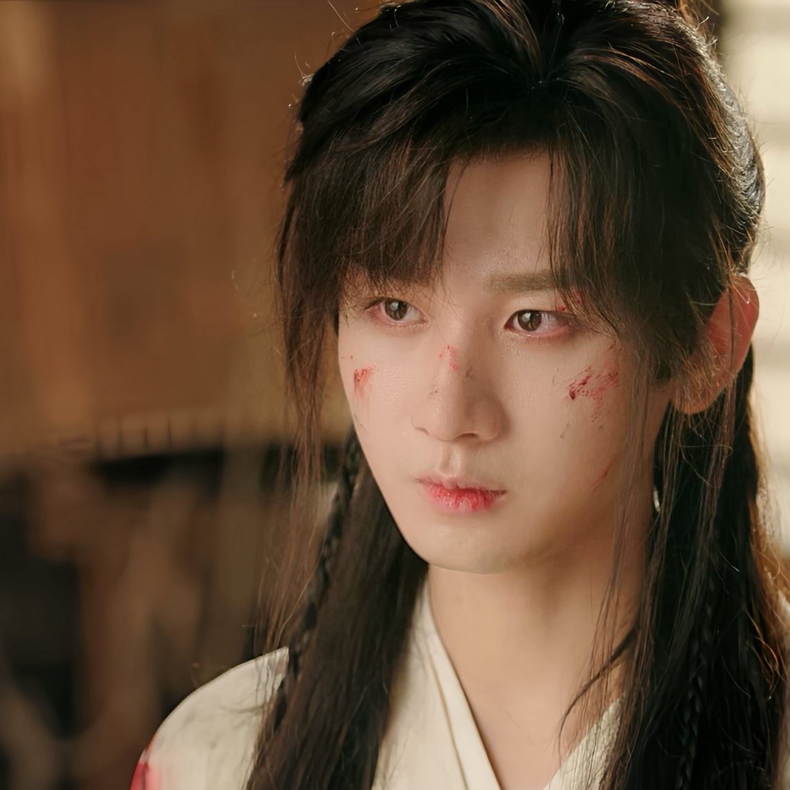 ลูกชิวสุ่ยดูพี่ๆเป็นตัวอย่าง ลูกเขยแม่นิสัยดีทุกคน ประมุขตี๋ ฟางตัวปิ้ง กู้อวี้ จะมีคนนึงเหมือนแกะดำ นิสัยดีมั้ง ไม่มั่นใจ เพราะไม่รู้ว่าที่ทำใช่ความดีรึเปล่า แต่ลูกรักเขามาก แม่ก็ได้แต่บีบมือแล้วบอกลูกชิวสุ่ยว่า มีอะไรค่อยๆคุยกัน แต่ลูกแม่ไม่มีทางผิดค่ะ💅🏻💅🏻💅🏻