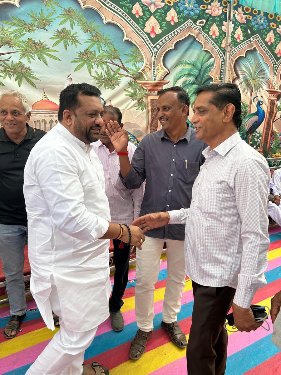 📍ભૂતડી(વિસાવદર)
આજરોજ ભૂતડી ગામે ભાજપના આગેવાન શ્રી રમેશભાઈ શિરોયા ના સુપુત્રના પાવન લગ્ન પ્રસંગે ઉપસ્થિત રહી નવદંપતિને શુભાશિષ આપ્યા.
પરંપરા, સંસ્કાર અને આત્મીયતા સાથે ઉજવાયેલ આ શુભલગ્ન સમારંભ ખરેખર આનંદદાયક રહ્યો.