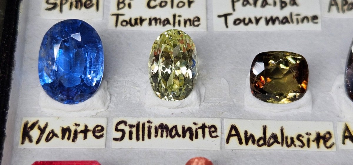 보석도 화학조성은 같은데 분자구조가 달라지면 아예 다른 세가지 보석이 된답니다 👀 (동질이상)