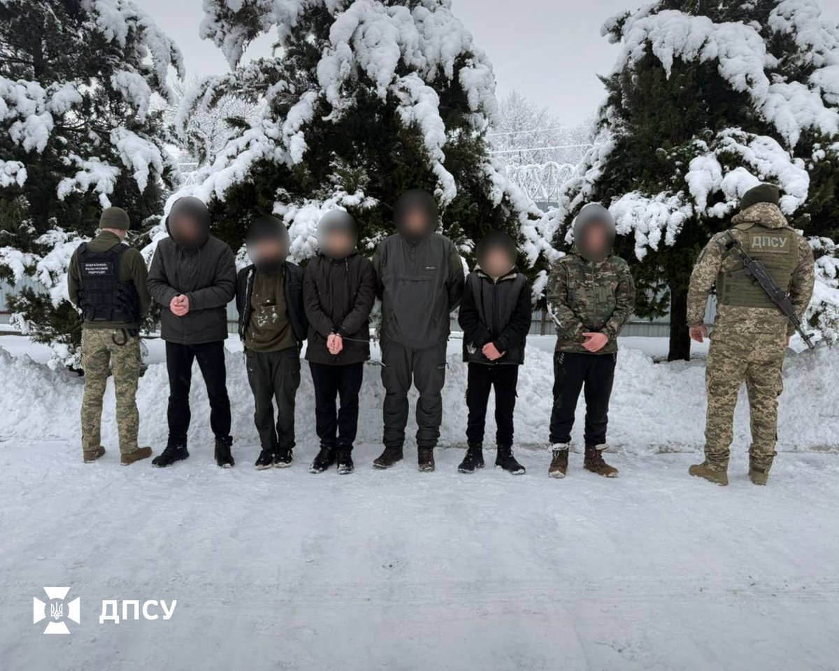 DPSU_ua's tweet photo. Схема на €45 000: оперативники Чернівецького прикордонного загону викрили схему незаконного переправлення чоловіків через держкордон. 

За «переправлення» шести людей організатор планував отримати кошти в еквіваленті €45 000.

Його розшук триває. https://t.co/iaFgd28RpU