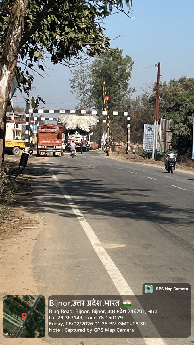 Aditya001604's tweet photo. ढूँडो ढूँड़ो 

ट्रैफ़िक पुलिस ढूँडो कहीं इस ओवरलोड ❌ अण्डरलोड ✅ ट्रक की नंबर प्लेट दिख रही है? 

शायद किसी दुर्घटना का इतंजार है विभाग को ना तो रेलवे लाइन दिखती ना जान माल का नुकसान होने के संभावना वाह बिजनौर पुलिस वाह! 🎉 
@bijnorpolice @Uppolice https://t.co/9CCmsmNlB8
