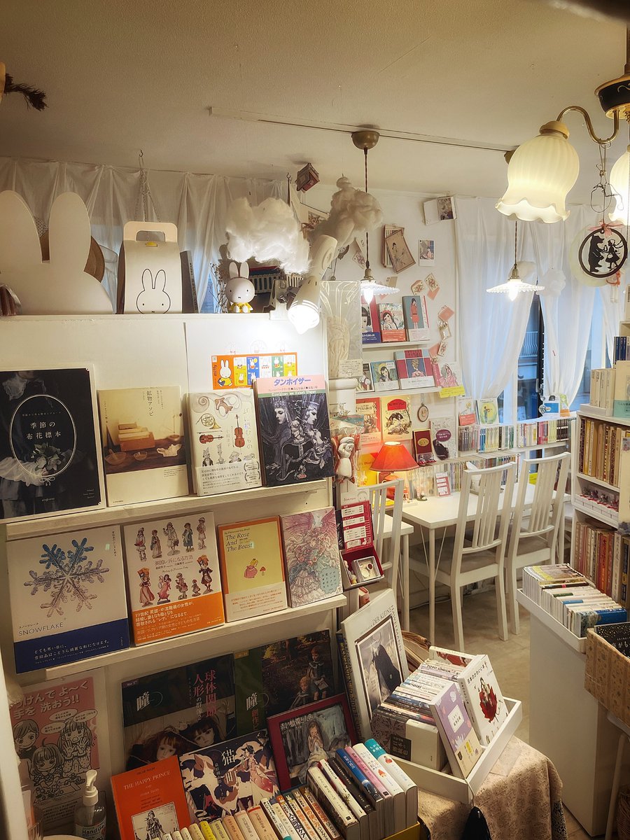 timeandlove's tweet photo. 今週も屋根裏部屋への扉は夜毎8時まで開いてます♪

ごゆっくりお楽しみいただけますように◎ https://t.co/0BNtlnsIEb