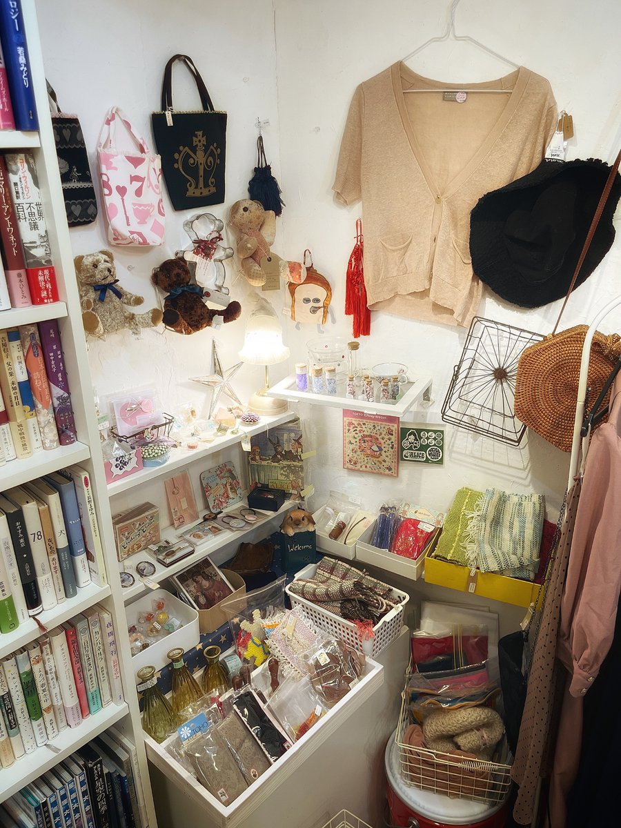 timeandlove's tweet photo. 今週も屋根裏部屋への扉は夜毎8時まで開いてます♪

ごゆっくりお楽しみいただけますように◎ https://t.co/0BNtlnsIEb