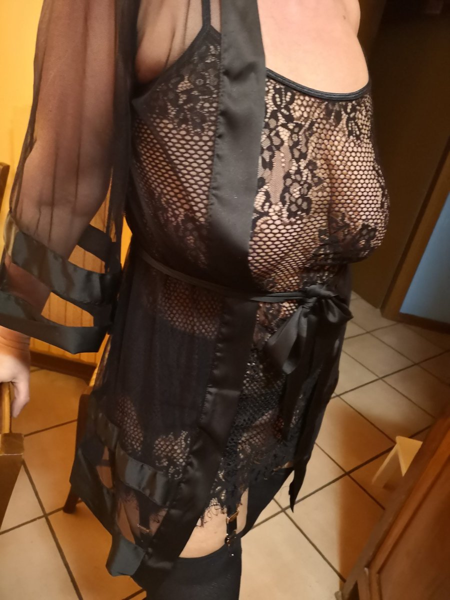 In giro per casa mia moglie si sta vestendo per andare al lavoro