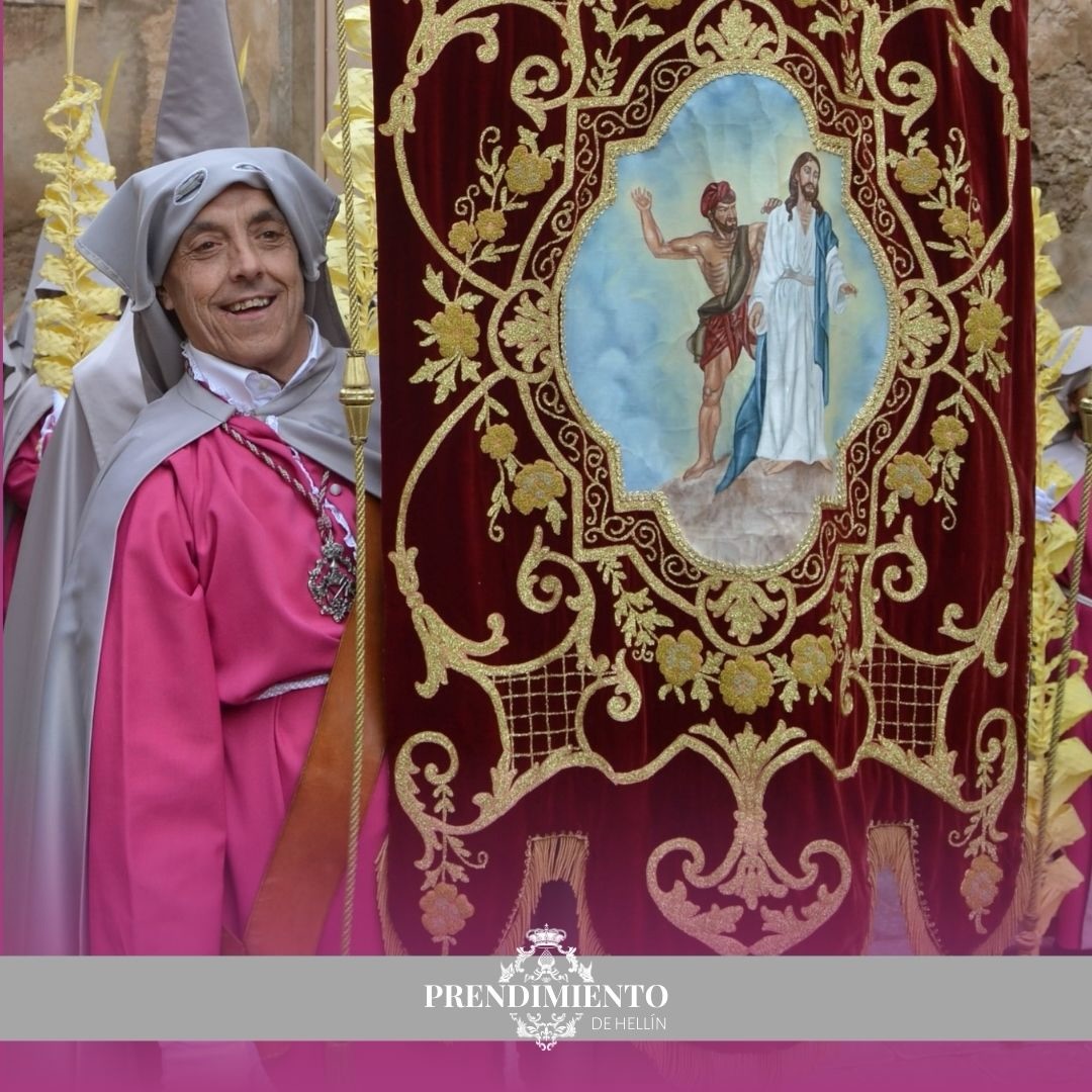 📷 Oficial | La Junta de Gobierno de la Real Cofradía El Prendimiento ha decidido otorgar la XII edición del Trofeo “Ángel Valverde” a D. Juan Carlos Martínez Parras.
Natural de Hellín, pertenece a una familia vinculada al gremio de los panaderos, fundadores de El Prendimiento.