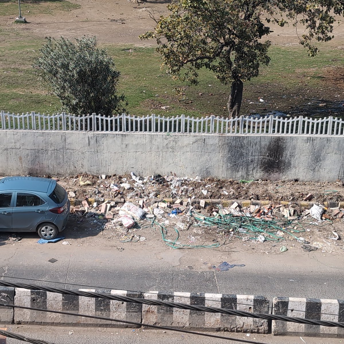 dilliwallaa's tweet photo. Pathetic condition of footpath 
@MCD_Delhi @DelhiPwd @gupta_rekha @CMODelhi @LtGovDelhi 

MCD complaint ID - 26020616877934959 https://t.co/Z5ayRtVw7e
