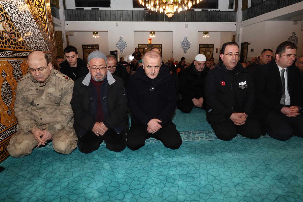 elazigmem's tweet photo. Valimiz Sayın Numan HATİPOĞLU,  İl Milli Eğitim Müdürümüz Beraat ŞAHİN, il protokolü ve vatandaşlarımız,  6 Şubat depreminin 3. yıl dönümünde, asrın felaketi olarak hafızalarımıza kazınan o kara günün acısını bir kez daha yüreklerinde hissederek İmam-ı Azam Camii’nde düzenlenen Mevlid-i Şerif ve dua programına katıldılar. @tcmeb @Yusuf__Tekin @numanhatipoglu  @SahinBeraat  #TürkiyeminGücüneBak