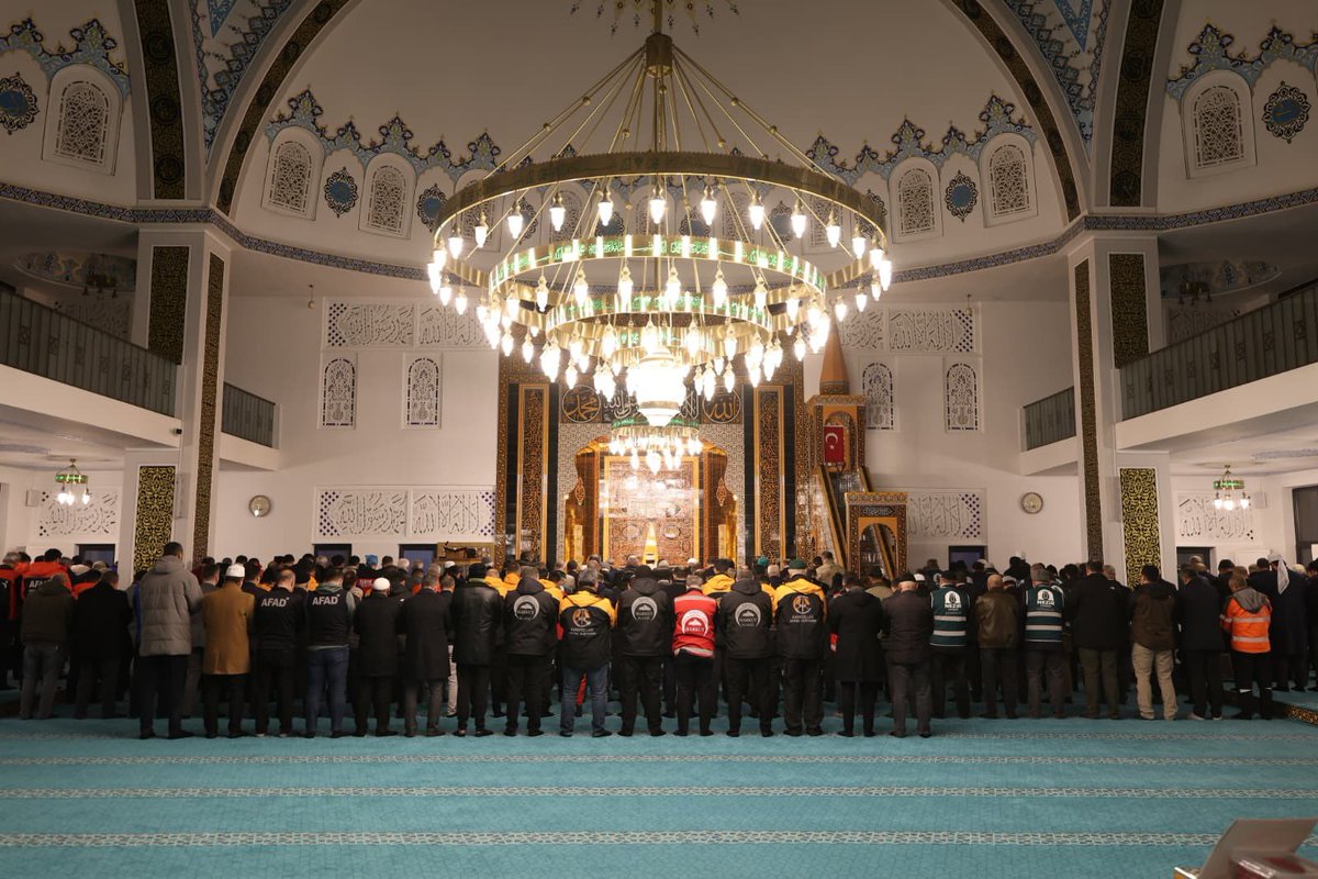 elazigmem's tweet photo. Valimiz Sayın Numan HATİPOĞLU,  İl Milli Eğitim Müdürümüz Beraat ŞAHİN, il protokolü ve vatandaşlarımız,  6 Şubat depreminin 3. yıl dönümünde, asrın felaketi olarak hafızalarımıza kazınan o kara günün acısını bir kez daha yüreklerinde hissederek İmam-ı Azam Camii’nde düzenlenen Mevlid-i Şerif ve dua programına katıldılar. @tcmeb @Yusuf__Tekin @numanhatipoglu  @SahinBeraat  #TürkiyeminGücüneBak