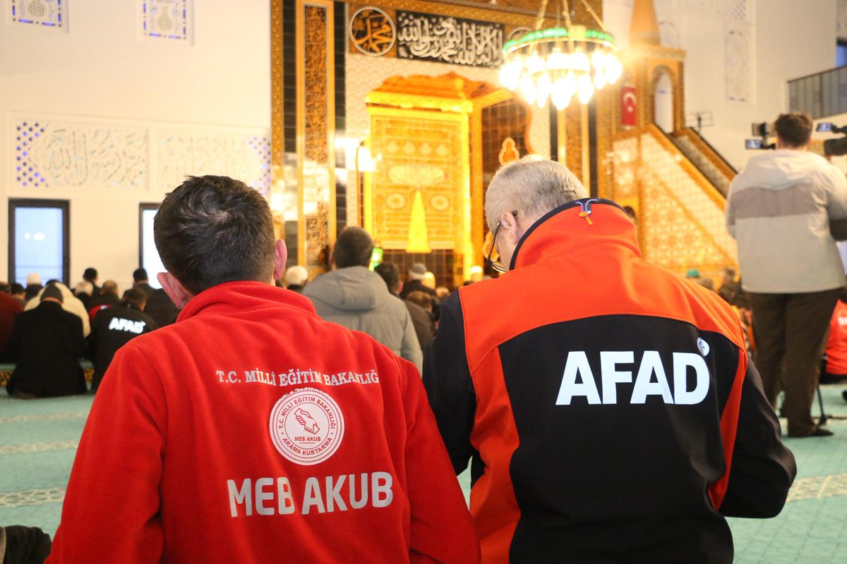 elazigmem's tweet photo. Valimiz Sayın Numan HATİPOĞLU,  İl Milli Eğitim Müdürümüz Beraat ŞAHİN, il protokolü ve vatandaşlarımız,  6 Şubat depreminin 3. yıl dönümünde, asrın felaketi olarak hafızalarımıza kazınan o kara günün acısını bir kez daha yüreklerinde hissederek İmam-ı Azam Camii’nde düzenlenen Mevlid-i Şerif ve dua programına katıldılar. @tcmeb @Yusuf__Tekin @numanhatipoglu  @SahinBeraat  #TürkiyeminGücüneBak