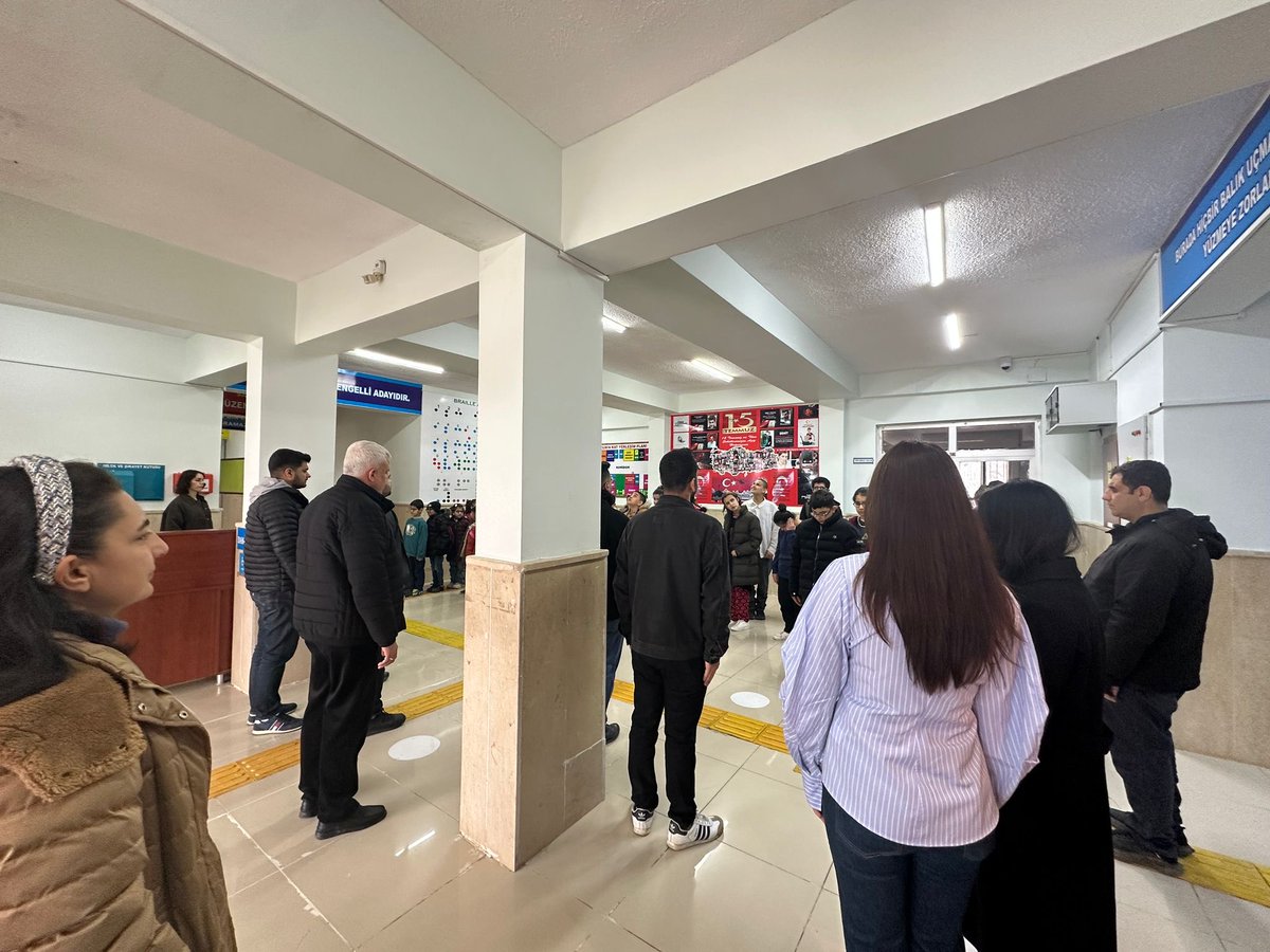 Asrın felaketi, yalnızca yıkılan binalar değil; sınanan vicdanlar, ortaya çıkan karakterlerdi.
O gün toprağın altından yalnızca acı değil, millet olmanın ne demek olduğu da çıktı.
Aynı ekmeği böldük, aynı duaya “âmin” dedik, aynı enkazın başında omuz omuza durduk.