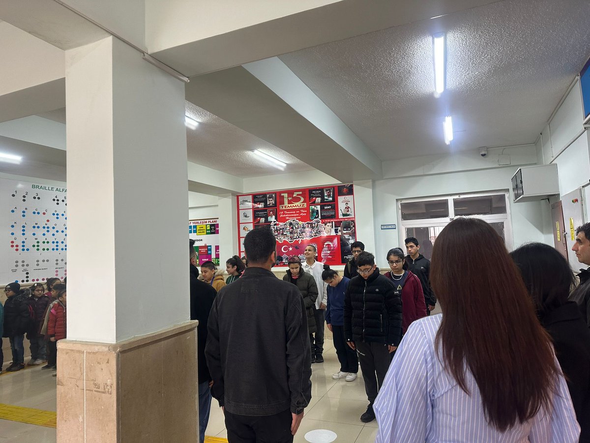 SanlGorme's tweet photo. Asrın felaketi, yalnızca yıkılan binalar değil; sınanan vicdanlar, ortaya çıkan karakterlerdi.
O gün toprağın altından yalnızca acı değil, millet olmanın ne demek olduğu da çıktı.
Aynı ekmeği böldük, aynı duaya “âmin” dedik, aynı enkazın başında omuz omuza durduk. https://t.co/JDCvgP6Pz0