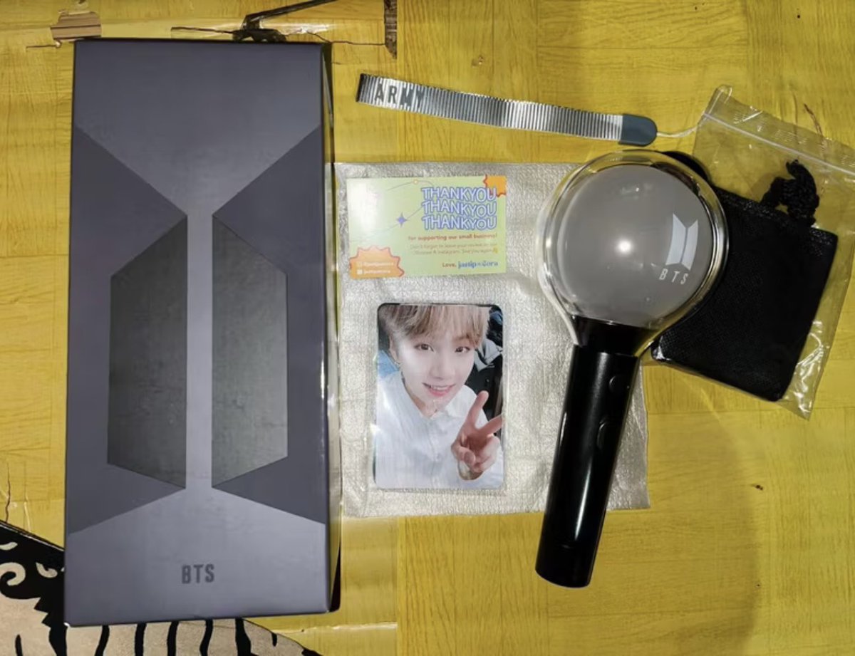 _trivia9's tweet photo. Wts lightstick bts ver SE official weverse, masih baru belum pernah di pake. Unsealed karna harus dicek pas pertama sampe.
.
🍊watermelon_suga
.
. https://t.co/XFCazQmHtB