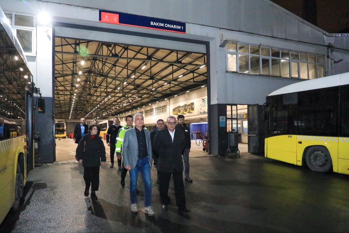 irfan_demet's tweet photo. Bugün 05:00’da Kağıthane Garajımızda İETT kaptanlarımızla birlikteydik.

Sürücülerimiz işbaşı yapmadan Yol ve Yolcu Emniyeti ile ilgili konularını değerlendirerek yolcu memnuniyetinin önemini vurguladık, 

Bakım onarım alanları ve İETT Muayene İstasyonunda incelemeler yaptık.

“Her seferinde daha iyiye” hedefiyle çalışmaya üretmeye devam ediyoruz.