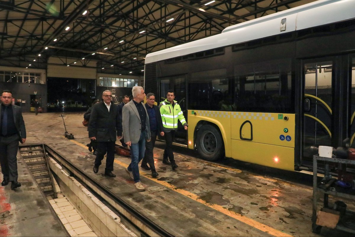 irfan_demet's tweet photo. Bugün 05:00’da Kağıthane Garajımızda İETT kaptanlarımızla birlikteydik.

Sürücülerimiz işbaşı yapmadan Yol ve Yolcu Emniyeti ile ilgili konularını değerlendirerek yolcu memnuniyetinin önemini vurguladık, 

Bakım onarım alanları ve İETT Muayene İstasyonunda incelemeler yaptık.

“Her seferinde daha iyiye” hedefiyle çalışmaya üretmeye devam ediyoruz.