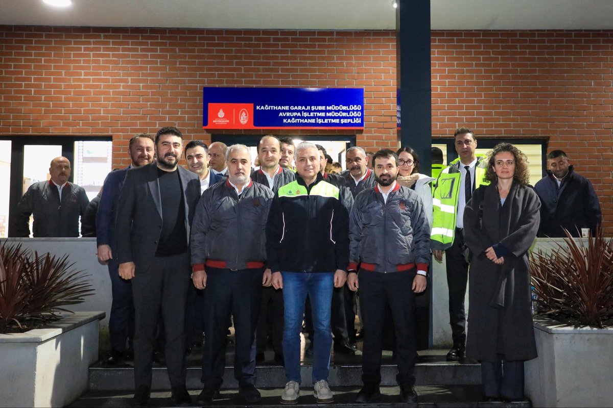 Bugün 05:00’da Kağıthane Garajımızda İETT kaptanlarımızla birlikteydik.

Sürücülerimiz işbaşı yapmadan Yol ve Yolcu Emniyeti ile ilgili konularını değerlendirerek yolcu memnuniyetinin önemini vurguladık, 

Bakım onarım alanları ve İETT Muayene İstasyonunda incelemeler yaptık.