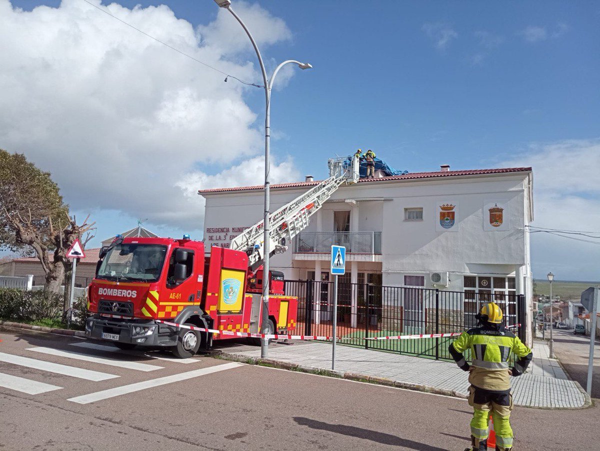 DiputacionCC's tweet photo. 🚒 Jornada intensa para el #SEPEI el jueves 5 de febrero: 40 avisos atendidos en localidades como Cáceres, Plasencia, Coria, Navalmoral de la Mata, Moraleja, Torrejoncillo, Trujillo y otras.
🌬️ Temporal con desprendimientos, caídas de árboles, inundaciones y rescates de animales https://t.co/PKSPwnhg0X